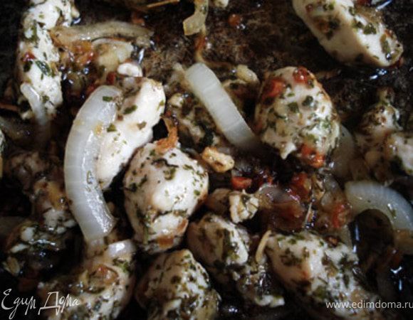 В сковороде разогреть растительное масло и обжарить в нем специи для ухи 1 минуту. К ним добавить куриную грудку  и 1/2 части лука и все это вместе обжарить до готовности мяса. Специи во время жарки "приклеиваются" к мясу.  