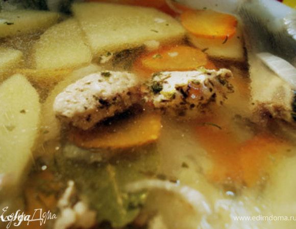 Соединить рыбный бульон и бульон из креветок. Довести до кипения и положить туда овощи и варить их до готовности. За 1-2 минут до готовности положить туда обжаренную куриную грудку с луком и всеми специями.Перед тем как снять с огня положить укроп и лавровый лист. Из головы и хвоста рыбы снять остатки мяса и положить в суп.Дать немного настояться -минут 7-10 и все можно есть. 