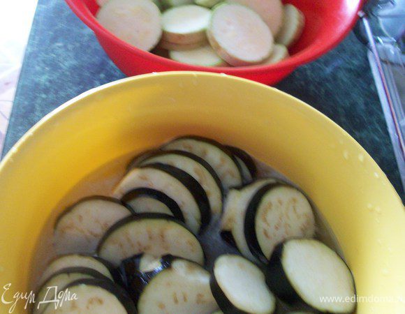 баклажаны и кабачки помыть и нарезать кольцами, баклажаны замочить в соленой воде на 15 минут, убрать горечь.