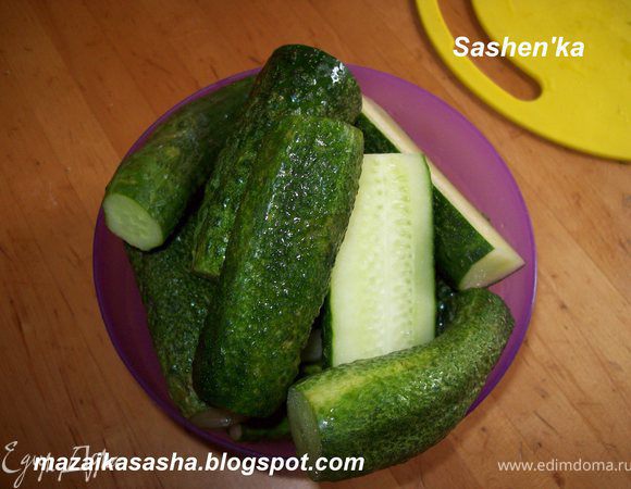 Огурцы помыть, обрезать попки. Если огурчики крупные разрежте их вдоль.