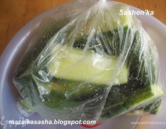 Далее завязываем пакет и хорошенько встряхиваем, что бы все ингридиенты перемешались, и кладем пакет в миску (это нужно для того, что бы сок не растекся по всему холодильнику). Отправляем в холодильник. Моя свекровь говорит, что черех час можно уже пробовать, но мне кажется, что лучше подержать около 3-х часов.