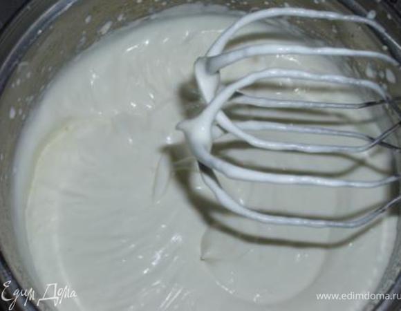 Взбить охлажденные сливки с сахарной пудрой, добавить ванилин, аккуратно соединить с сыром.Отправить в холодильник.
