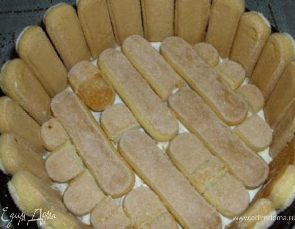 Форма у меня довольно большая, пришлось немного подрезать "попки" печенюшек, они пригодились для формирования дна:)
