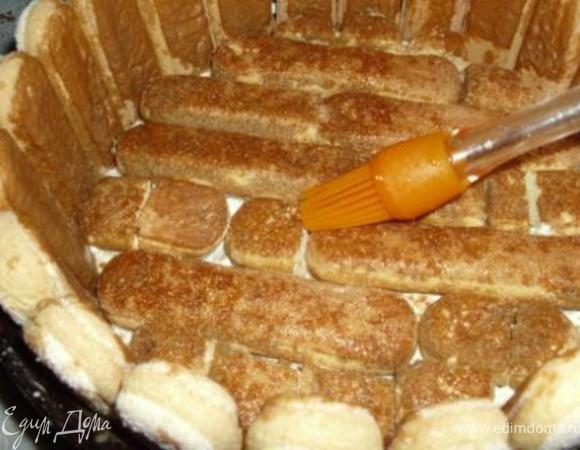 1 ч.л. кофе залить горячей водой (50мл) и добавить 1ст.л. ликера. Этой смесью смазать печенье с помощью кисточки.
