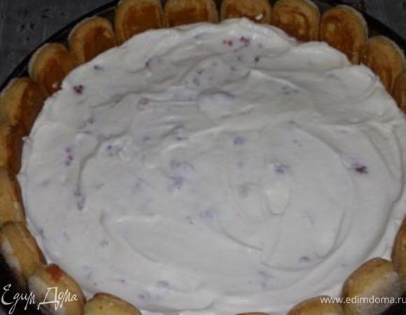 Аккуратно, несколькими круговыми движениями, ввести в крем половину ягоды. Выложить крем в форму. 
