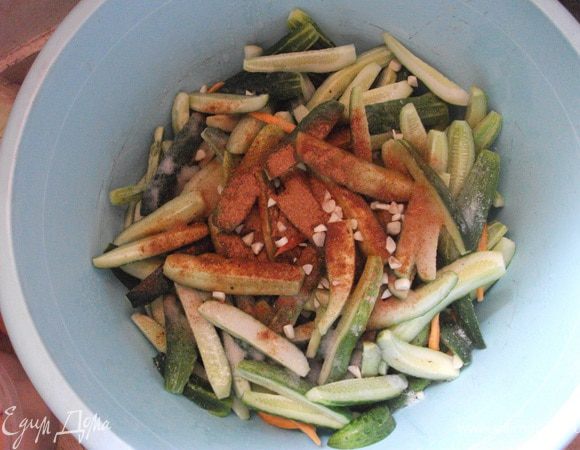 Добавить сахар, подсолнечное масло, уксус, мелко порезанный чеснок, приправу - перемешать и оставить на сутки.