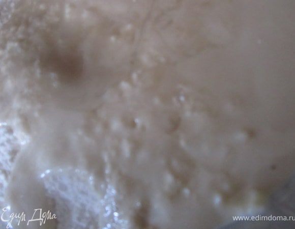 В теплое молоко добавить сахар и дрожжи.
Дать постоять 10 минут.