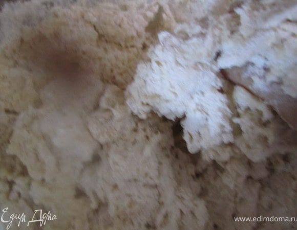 Муку просеять.
В муку влить молоко с дрожжами.
Перемешать.