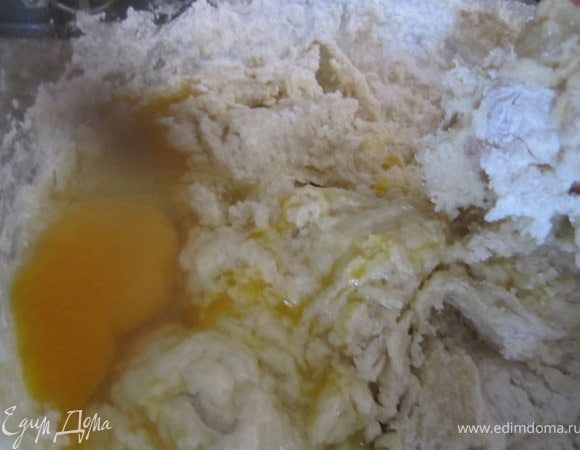 Добавить щепотку соли и яйца.