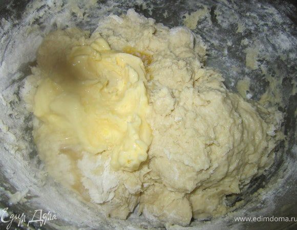 Добавить растопленное масло.