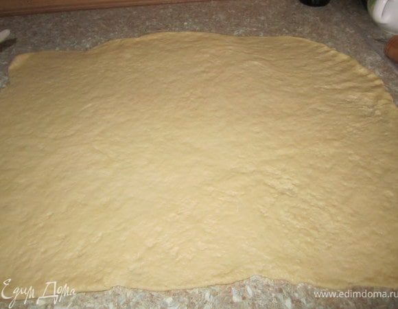 Раскатать тесто.