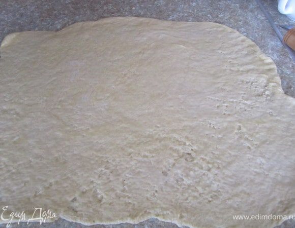 Смазать растопленным маслом.