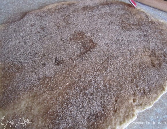 Посыпать коричным сахаром)