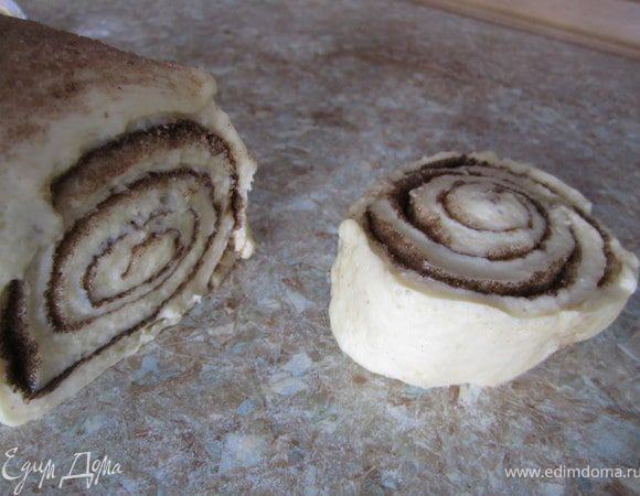 Острым ножом разрезать рулет на кружки 2-3 см.