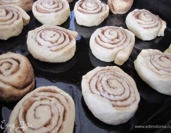 Противень предварительно застелить пергаментной бумагой, тогда точно ничего не прилипнет и не пригорит. А если ее нет, немного смазать растительным маслом.
Выложить булочки на противень, оставляя между ними расстояние.
Оставить на 15-20 минут, подходить.
