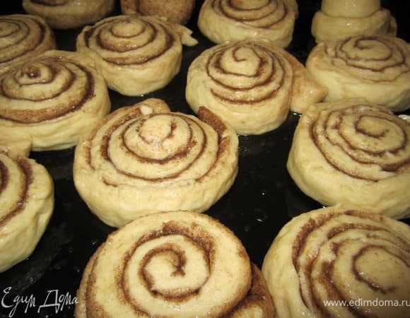 Яйцо хорошо взбить.
обмазать яйцом булочки.
Поставить в духовку на 15-20 минут.
До золотистого цвета!
