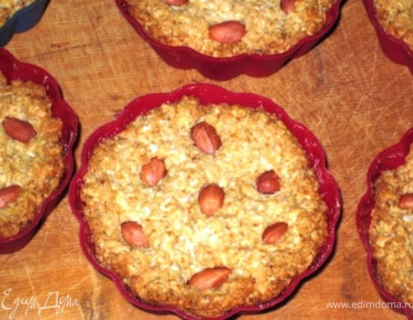Разделить тесто по формочкам, вдавить арахис, подровнять верх. Духовка 180, мин зо, до золотистости.