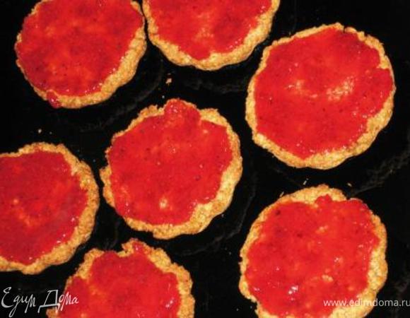 Достать из формочек, покрыть смородиновым пюре. Приятного аппетита!