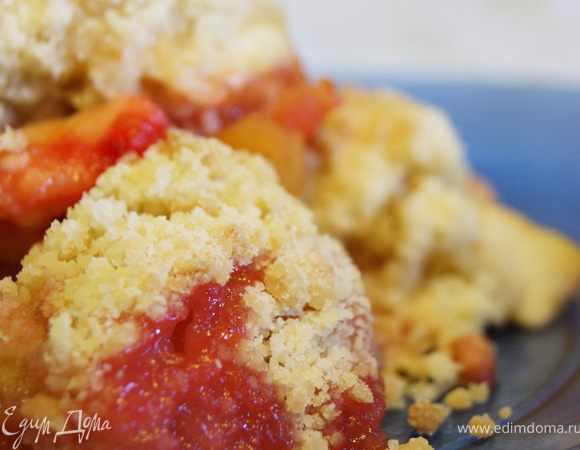 Мелко нарезаем сливы и яблоки, перемешиваем, выкладываем в форму, посыпаем корицей и ванильным сахаром. В миске разминаем масло, добавляем муку и сахар и тщательно перетираем до образования крошек. На начинку равномерно высыпаем крошку, и ставим в хорошо разогретую духовку на 25-30 минут. Как только начнет румяниться крошка, достаем и подаем с мороженым или холодным молоком