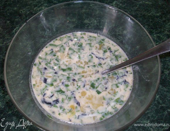 приготовить кляр:
смешать молоко, сливки, сметану, муку, соль, перец, яйца и мелко порубленную зелень 