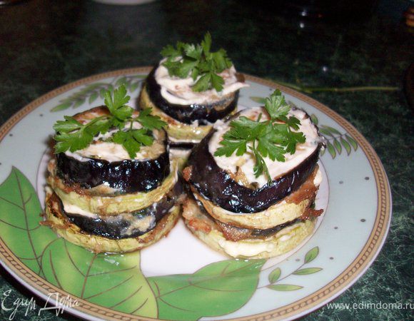 чеснок пропустить через чесноко-давку и смешать с майонезом, выложить кабачки с баклажанами попеременно горкой перемазав майонезом!

приятного аппетита! 