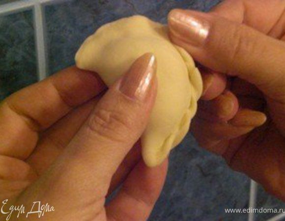 Раскатать тонко тесто. Присыпать слегка противень мукой,перенести на него раскатанное тесто. Сделать "бордюр" по краям,чтобы соус не вытек. Можно сделать "косичку",как на пельменях: