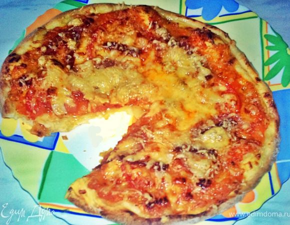 Поставить выпекаться в разогретую до 200 градусов духовку примерно на 20 минут,пока край пиццы красиво не подрумянится.