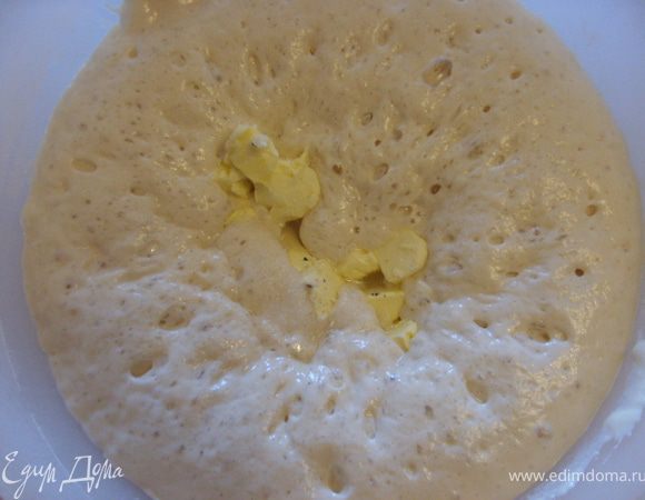 Теперь замешиваем тесто, в опару добавить воды, соли и маргарин, все перемешиваем, чтобы маргарин немного растворился 