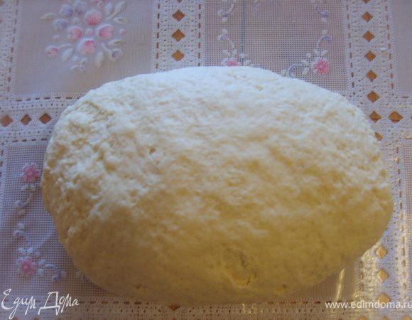 Теперь добавляем муки и замешиваем мягкое податливое тесто. Смотрите, чтобы тесто не получилось крутым, тогда баурсаки не поднимутся и будут твердыми. Положить в чашку, тепло укутать и поставить в теплое место, для того чтобы оно хорошо поднялось. Достаточно того, чтобы оно один раз поднялось)) Иначе при жарке баурсаки не покраснеют, а будут бледными и впитают в себя много масла.