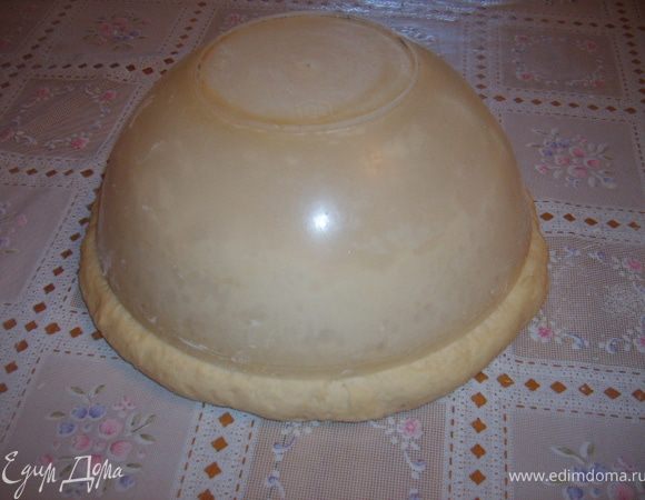 Вот так поднялось мое тесто примерно через полчаса. У меня на кухне слишком тепло, поэтому укутывать я не стала, а просто оставила на столе.  