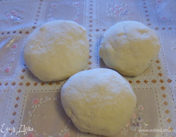 Делим наше тесто на несколько частей.