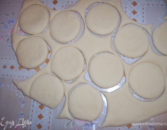 У нас в семье мы делам четырехугольные баурсаки для себя и круглые для гостей. Из теста вырезаем вот такие круги
