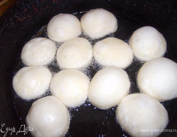 Обжариваем их в масле с каждой стороны до покраснения