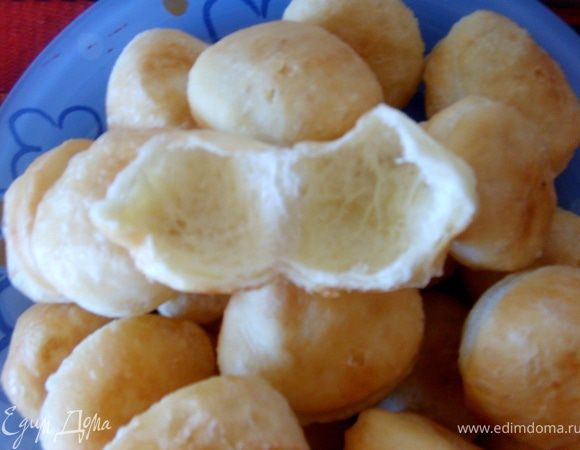 Баурсаки получаются очень вкусные, сытные, у меня они всегда пустые внутри, поэтому во внутрь можно положить любую начинку, намазать масло или повидло или мед, чего только душа попожелает и с любой начинкой они хороши!