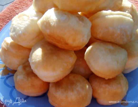 У нас есть движение патриотов-баурасков. Вот отрывок из кодекса чести баурсаков: "Баурсак гостеприимен, бережно относится к природе, интернационален, создает семью и растит детей, в ответе за свою Родину, знает и любит свой гимн." или отрывок из гимна баурсаков: "Я такой же, как ты! Я как ты - Баурсак!"