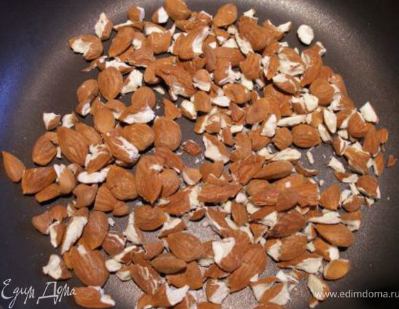 Миндаль слегка обжарить на сковородке, затем измельчить в блендере. 