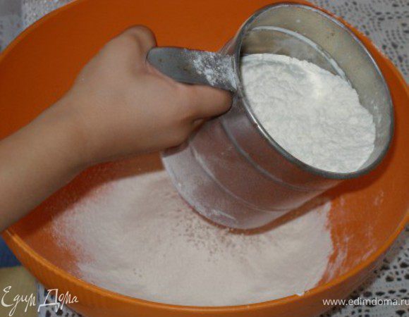 Муку, соль и разрыхлитель смешать в отдельной посуде. 