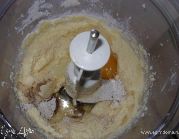 Масло и сахар взбивать 2 минуты. Добавить яйцо, ваниль и миндальный экстракт. Хорошо перемешать.