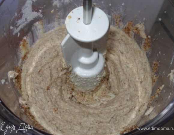 По очереди добавить миндаль, потом муку. Хорошо перемешать.
