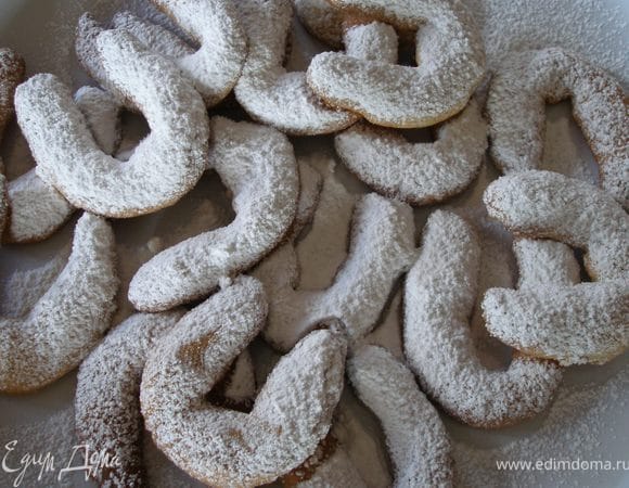 Готовое печенье посыпать сахарной пудрой. 