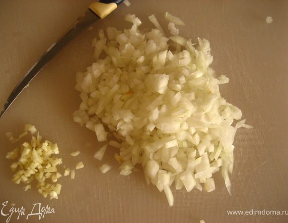 Лук и чеснок мелко порубить. 
Поставить воду под макарошки, а листья шпината промыть. Я использовала собственнозамороженный шпинат! Но все же рекомендую использовать свежий, с ним вкуснее!