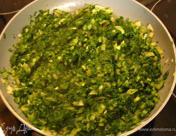 Лук и чеснок отправить в сковородку, слегка припустить до первых ароматов, и закинуть шпинат. Тушить 3-4 минуты, пока шпинат не отдаст лишнюю воду.
Посолить, поперчить и приправить мускатным орехом.