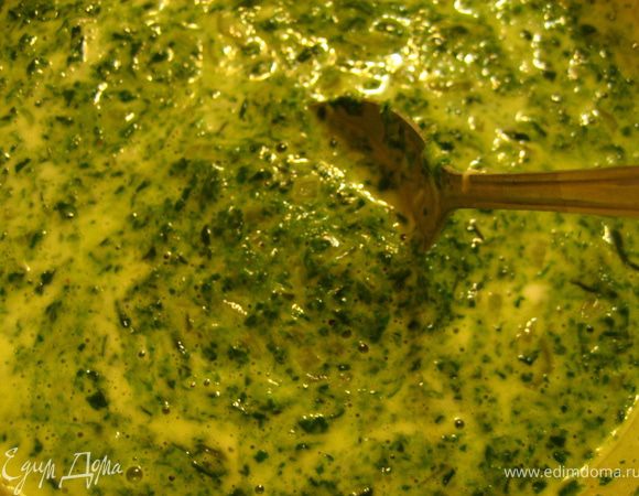 Яйца и сливки немного взбить вилочкой, добавить пармезан(оставить немного для посыпки), рикотту. Я использовала в этот раз обычный сливочный сыр и пирог от этого ни капельки не потерял во вкусе! 
Добавить шпинат с луком и чесноком, следом пойдут макарошки! 