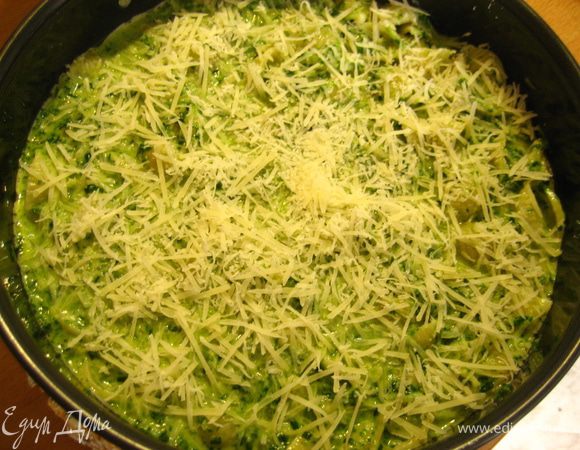 Выложить нашу смесь в форму, посыпать оставшимся пармезаном,накрыть фольгой и выпекать 45 минут при 175 гр. За 15 минут до конца фольгу убрать.
Пора наслаждаться нежностью сливочного сыра и пикантностью шпината! Вообщем притяного аппетита :))