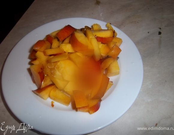 Нарезаем персики