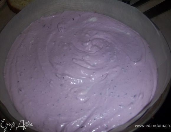 Выкладуем часть творожной массы на первый корж