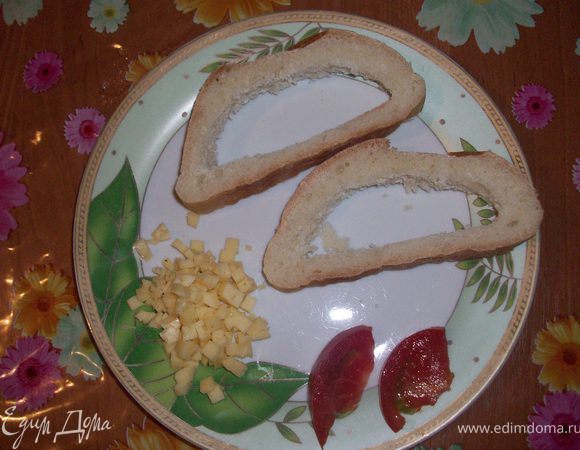 из батона вырезать средину, сыр порезать кубиками, помидор дольками