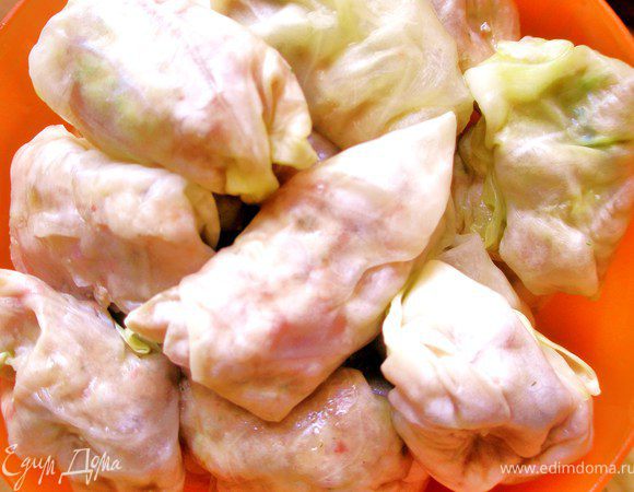 Наполнить перец, баклажаны и помидоры фаршем. В половинки капустных листков завернуть фарш. Все уложить в кастрюлю, залить водой, нарезать в воду 2 помидора (зимой добавляю 2 ст ложки томатной пасты), посолить, накрыть крышкой и варить 30 минут. 