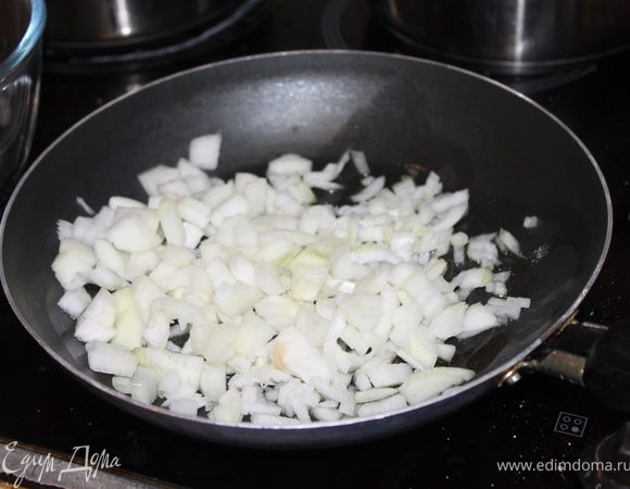 на растительном масле обжарить мелко нарезанную луковицу 