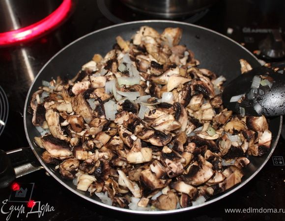 к луковицы добавить грибы мелко резанные и вместе обжаривать мин 20